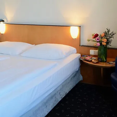 Grand Urban Hostal