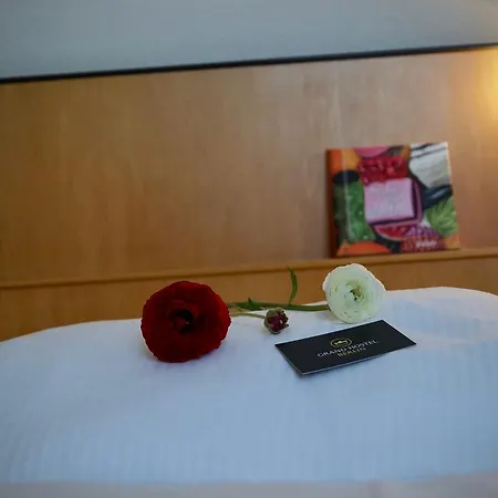 Grand Urban Hostal